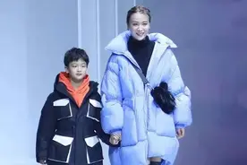 叶一茜带儿子走秀，穿蓝色羽绒服套高领毛衣气质真好，儿子真像爸图片