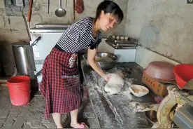 山村独臂大姐为30个民工做饭，一天蒸300多个馒头，炒满满3大桶菜图片