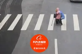 拄拐老人路口急得跺脚，装修工帅气“公主抱”，事后一句话暖哭图片