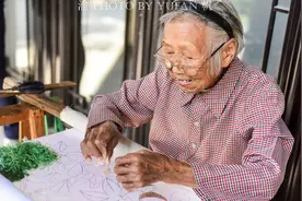 厉害了！苏州有位90岁的绣娘，绣了80多年，至今仍能穿针引线图片