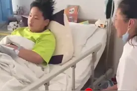 儿子受伤住院，6名女同学主动来探望，妈妈在一旁捂嘴偷笑图片