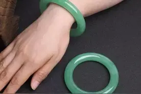 手镯佩戴一段时间竟然变黄了，难道是身体出现问题了吗？图片