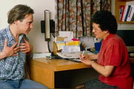 肋骨骨裂怎么办？医生建议做好这几个方面的护理，慢慢恢复图片