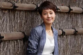 马伊琍与神秘男子约会，被捏脸上演摸头杀，宛如热恋小女人图片