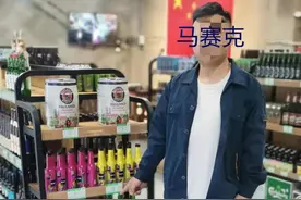 柳州两年轻男子在酒吧消费后“顺”走了几瓶啤酒 还没喝完民警就找上门来了~图片