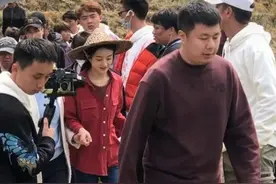 赵丽颖干农活路透曝光，动作熟练接地气，超瘦筷子腿惹人心疼图片