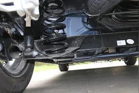 汽车左后轮出现“嘎吱”异响，是不是悬挂系统出问题？图片