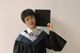 人民日报点赞！湖北最美姑娘：背着瘫痪母亲上大学，如今考上名校研究生！图片