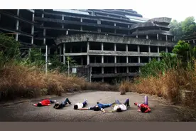 这群年轻人睡了30多座中国“鬼城”，为什么“这么多房子空着，那么多人又为买房努力一辈子”图片