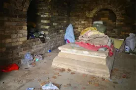 南京惊现朱元璋女儿墓，竟有活人居住生活，直接睡在公主的棺材上图片