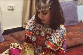 海外阿富汗妇女秀衣服照片，称全包罩袍是外来的女装，难看又不便图片