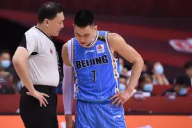 杜锋指导真敢说，怒喷裁判让解说员捏把汗：别说了，会有连锁反应图片