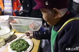 导演跟拍7小时，探出了94岁老奶奶深夜出摊的秘密图片