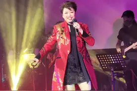 58岁江华身材消瘦皱纹明显，比大8岁妻子还显老，拒绝回娱乐圈图片