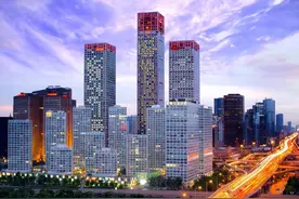 ​北京银泰地下停车库，停放车辆均为豪车，低于300万车没资格停车图片