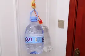 吸盘挂钩老是掉？教你简单小窍门，粘墙上像钉子一样牢固，厉害了