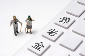 退休工龄42年，个人账户余额10万，养老金有5000元吗？图片