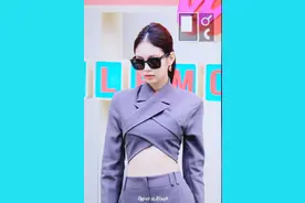 Jennie绑带质感灰色西装利落奶酷，露背细节和完美腰线，性感酷飒图片