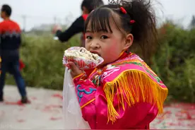 千万不要边走边吃东西了，有这4点大危害，当心肠胃炎就此找上身图片