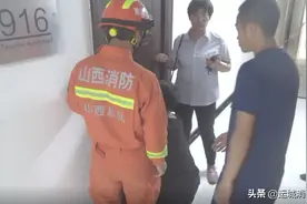 山西运城：高考生一家四口被困 消防员变身“开锁匠”急救图片