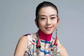 62岁的杨丽萍仙气全无！曾长年吃花瓣，如今剪了指甲拄拐杖出行图片