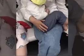 地铁上，宝妈抱娃姿势火了，网友点评：教育无关贫富，体现在细节图片