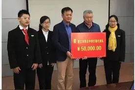 她考出好成绩成为高考状元，被奖励近百万：知识改变命运图片