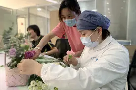 苏州相城区御苑家园社区：插花品香 喜迎护士节图片