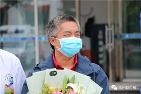 援鄂56天归来时，他竟是满头白发…“欣欣，爸爸回来了！”“你是谁呀？”“爸爸，你的头发怎么这样了？”图片