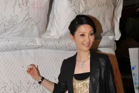 冯小刚的眼光真不错，徐帆保养得好像小姑娘，随便一穿也很有韵味图片