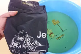 黑色衣服发白掉色？只需用它泡一泡，又能恢复衣服颜色，方法真棒视频封面