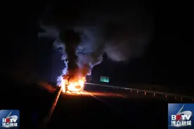 凌晨高速公路一车辆起火 幸好遇到博白消防图片