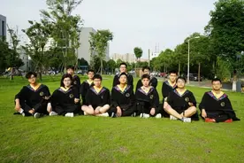 保送清北！四川“最牛”学霸寝室：收到22所名校offer，获13万奖学金！图片