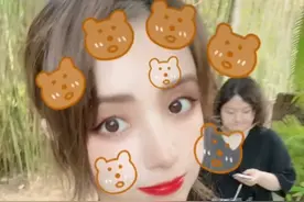 33岁辣妈麦迪娜独自出游，宽松短裙遮不住巨大孕肚，四肢细过路人图片