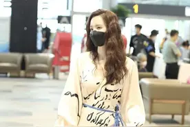 张萌不愧是“女老板”，就算穿一身粉色衬衫裙，也挡不住大佬气质图片