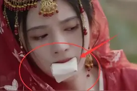 剧里被堵嘴：鞠婧祎咬化妆棉，杨幂戴面纱，看到关晓彤，这叫敬业图片