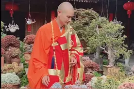 阿弥陀佛，当代高僧释明心，身高近一米九，爱养花多肉，日常修行图片