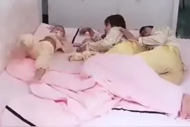 夫妻想趁儿子睡觉''浪漫''一下，儿子下一秒反应，让爸爸欲哭无泪图片