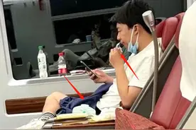 郭麒麟坐高铁被偷拍！喝汽水吃零食像孩子，全身无一件名牌接地气图片