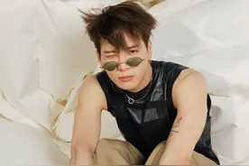 又塌房了？王嘉尔被曝和网红kathy绯闻，女方晒同款耳机秀恩爱图片