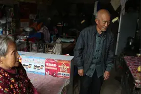 山西农村7旬老人河滩干活捡到“宝贝”，想让专家看下值钱吗？图片