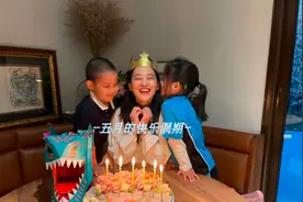 46岁梅婷与家人庆生，白到发光状态似少女，三层豪宅奢华内景曝光图片