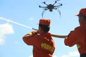 最美的“勋章”：绽放在战衣上的“汗碱花”图片