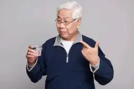 晨起后喝一杯温水，等于喝细菌？很多人不清楚，医生告诉你真相图片