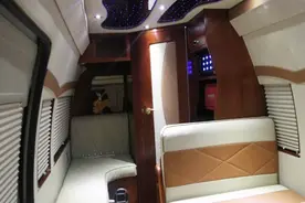 12万国产5.3米房车！车内3张床，马桶和浴室，不到2米能下地库！视频封面