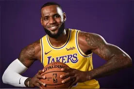 NBA勒布朗詹姆斯1486㎡别墅，客厅近百平，大理石墙做整面图片