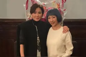 刘嘉玲为弟媳庆生，一家五口齐上阵，穿着朴素做低调大姑姐图片