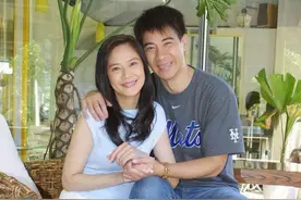 56岁俞小凡真有不服老的资本，礼裙配丝袜苗条贵气，也有气场了图片