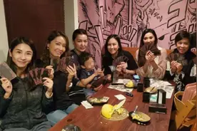 港媒曝古天乐前女友隐婚生子，带神秘男童参加聚会，两人五官相似图片