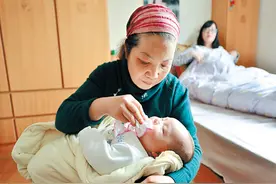 生完孩子头几天，谁来伺候产妇最合适？专家给出了这样的排序图片